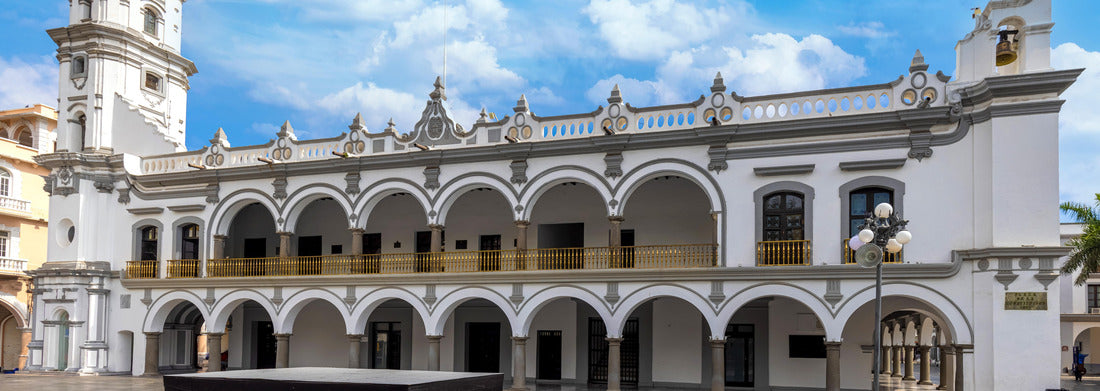 Noah Jigsaw Puzzle Mexico, City Palace of Veracruz and colonial streets in the historic center panorama 1000 pieces