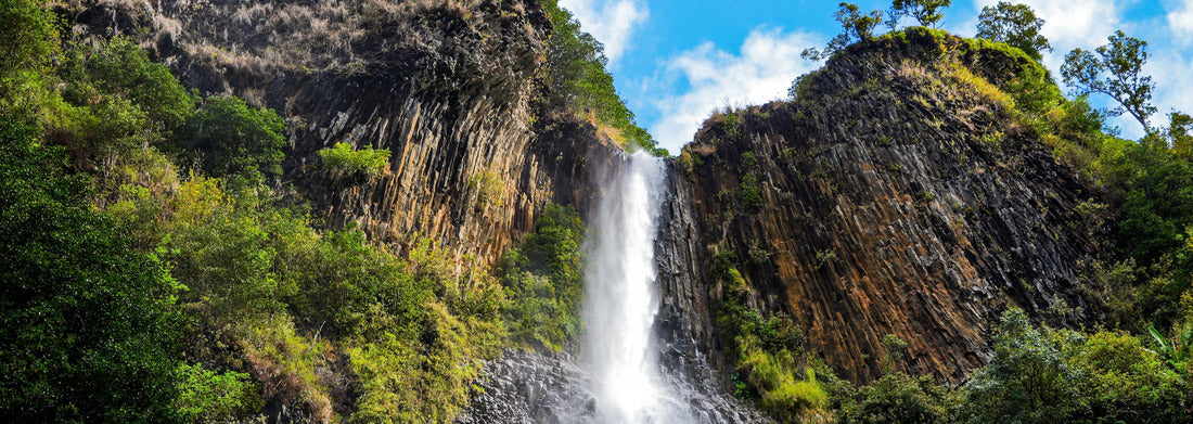 Noah Jigsaw Puzzle Columnar jointed volcanic rocks at the top of Manawaiopuna waterfall aka Jurassic Falls in the green and tropical Hanapepe Valley in the center of Kauai island, Hawaii, USA panorama 1000 pieces