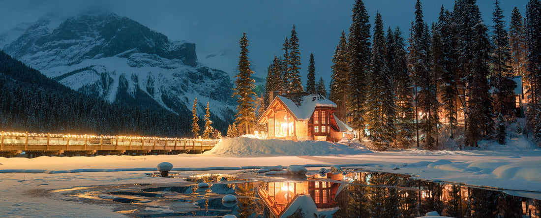 ImagiCan Jigsaw Puzzle Beautiful view of emerald lake covered with snow and wood 2000 pieces panorama