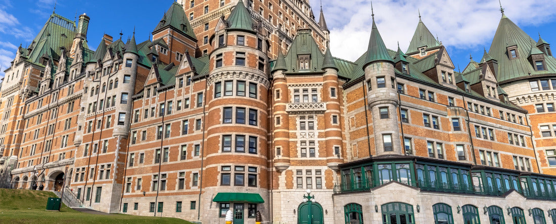 Famous Chateau Frontenac in the historic center of Quebec 2000pc Panoramic Puzzle