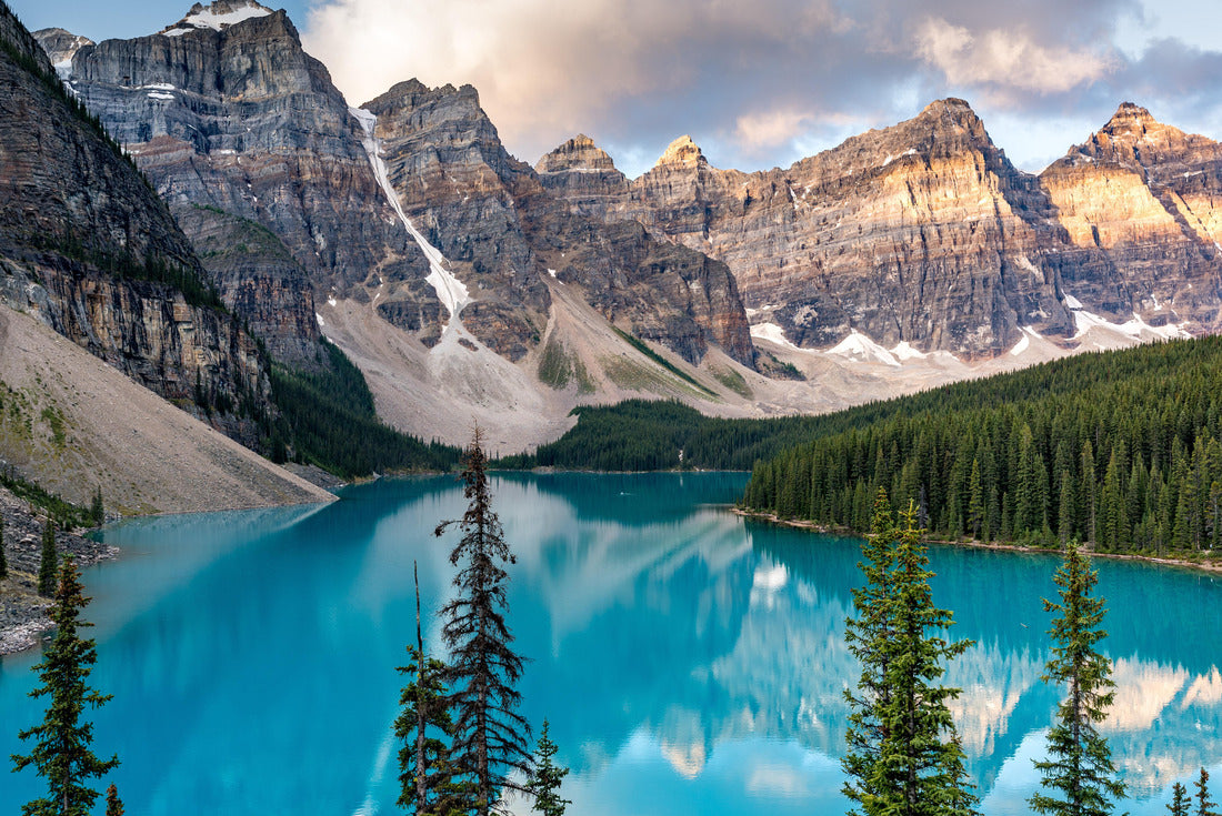 Moraine Lake at sunrise, Banff. Canadian Rockies, Alberta, Canada 2000pc Puzzle