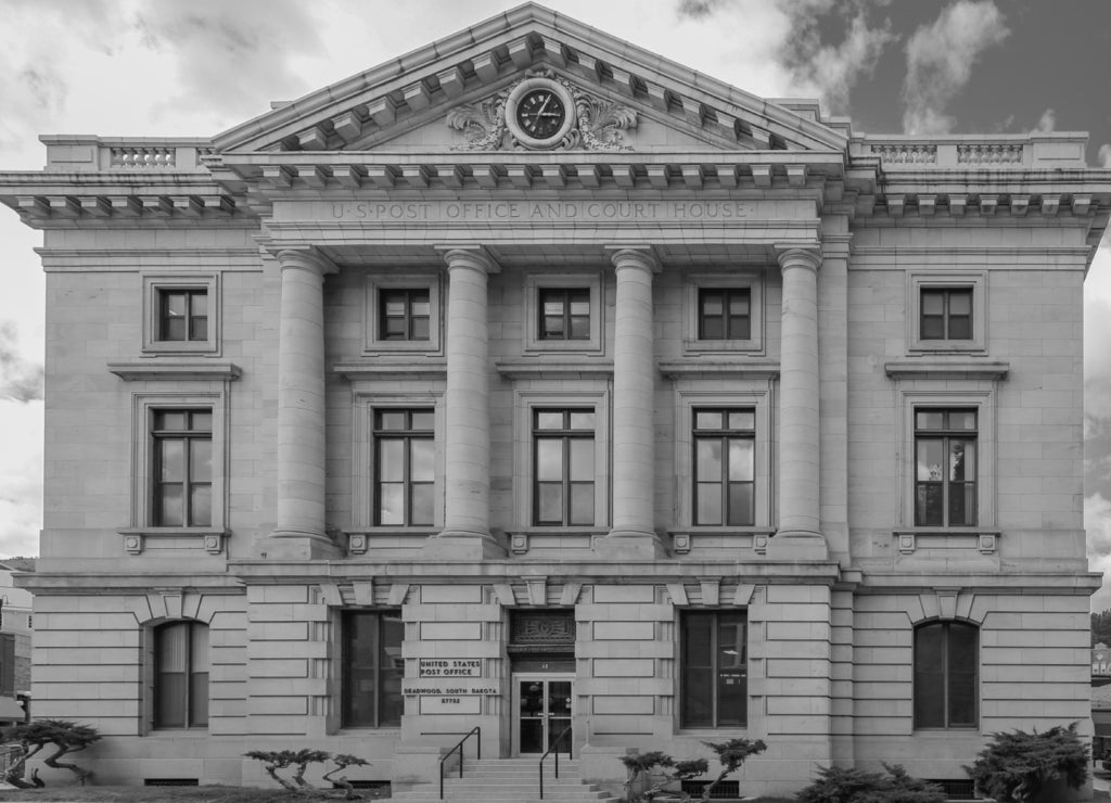 Deadwood, South Dakota, USA: US Post Office annd Court House building in black white