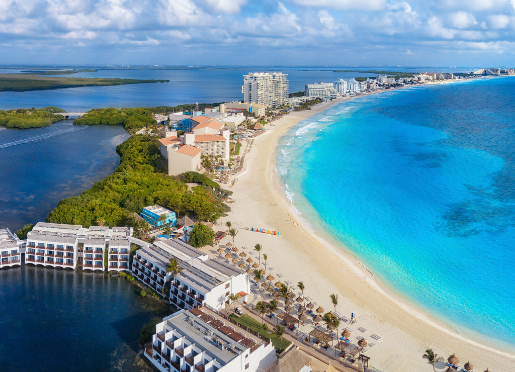 Cancun with lagoon and beach, México