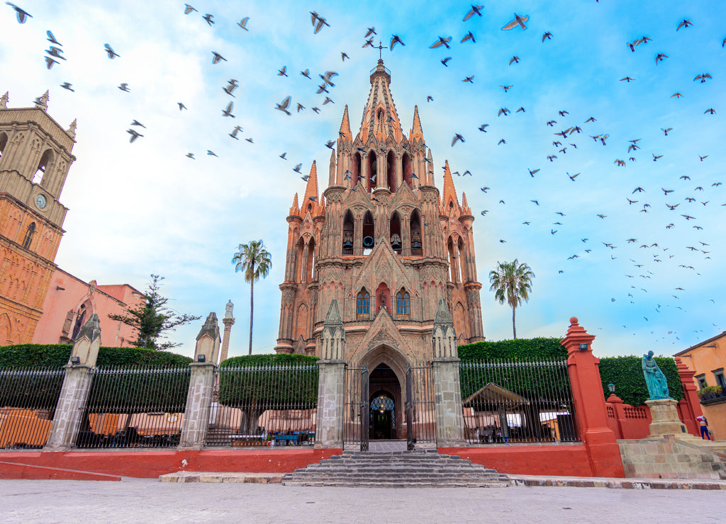 Parroquia Archangel Church Jardin Plaza San Miguel de Allende, Mexico. The parish church was built in the XVI century.