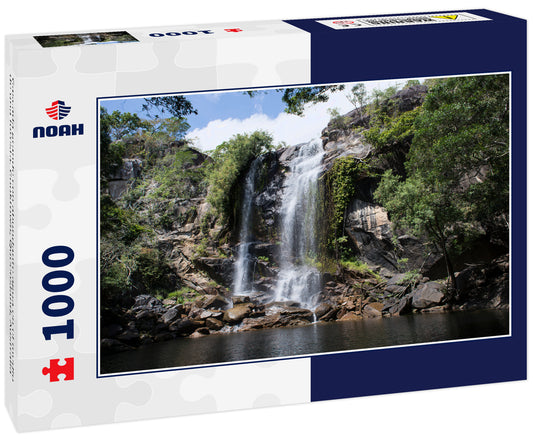 Cascada grande con abundante agua en el medio de una foresta. Cooktown, Queensland, Australia