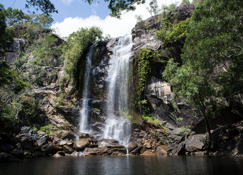 Cascada grande con abundante agua en el medio de una foresta. Cooktown, Queensland, Australia