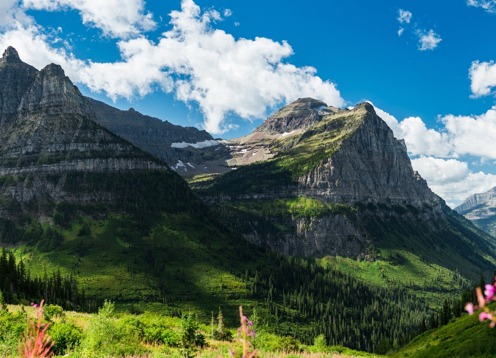 Beautiful shot of the Montana mountains in the distance at daytime