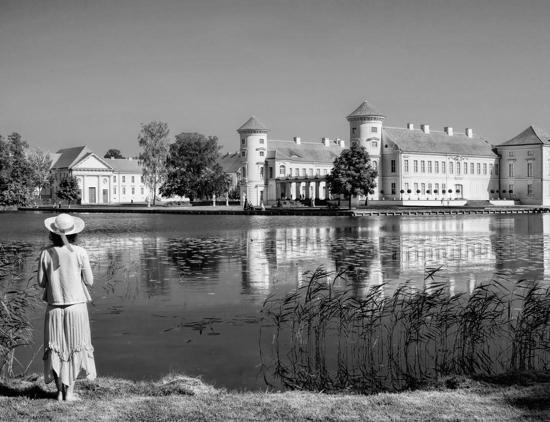 Noah Jigsaw Puzzle Nara, Japan at the Golden Hall of Yakushi-ji Temple in black white 1000 pieces
