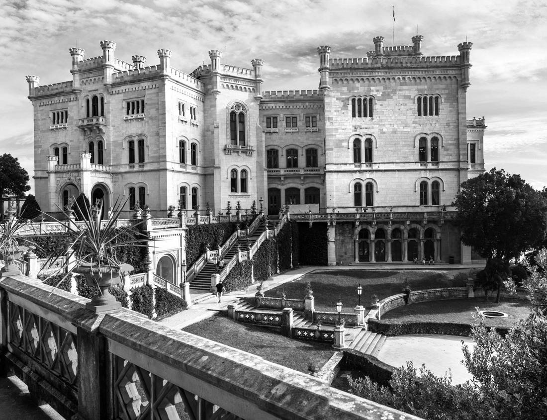 Noah Jigsaw Puzzle Golestan Palace, a UNESCO Heritage Site in Tehran, Iran in black white 1000 pieces