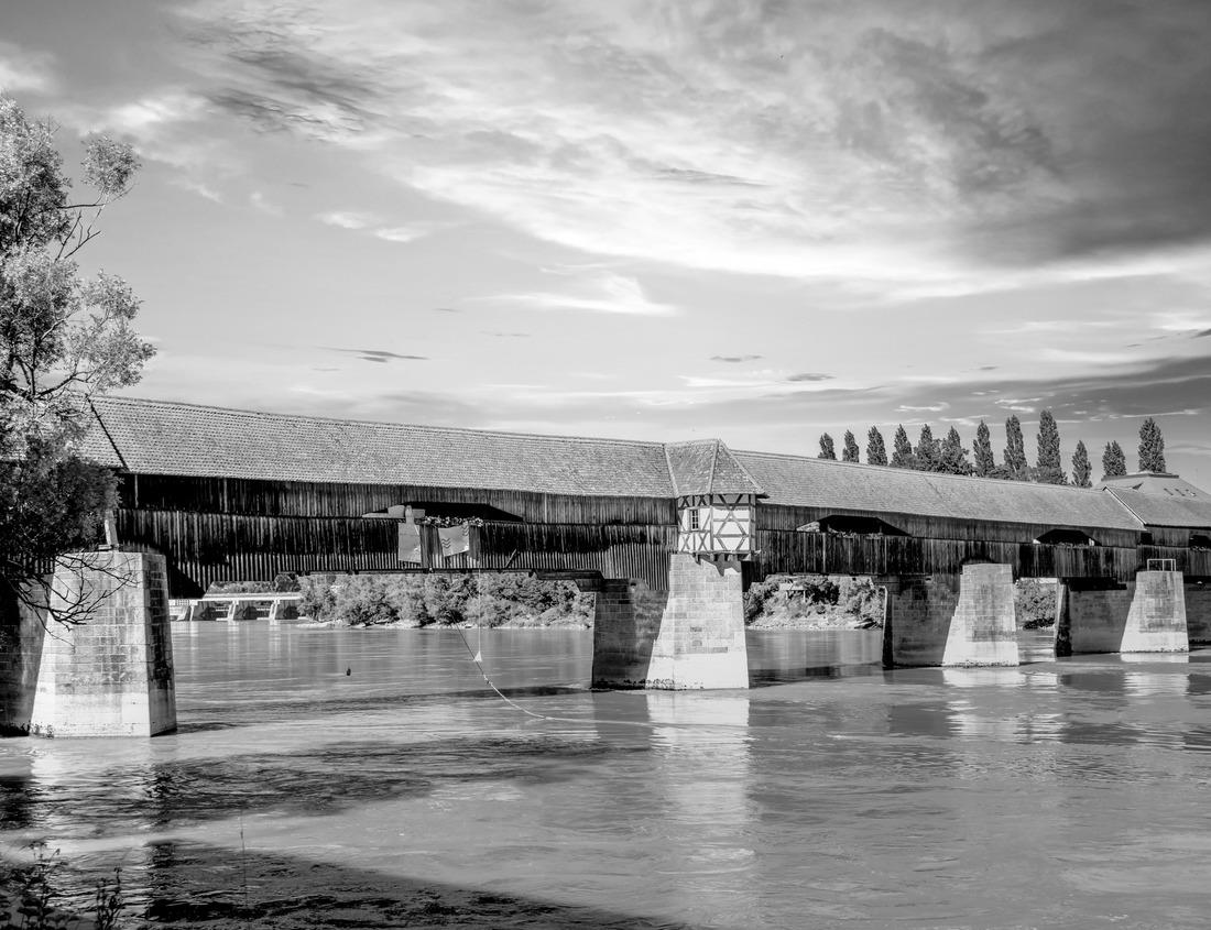 Noah Jigsaw Puzzle Beautiful cityscape of Firenze (Florence), Italy, with the bridges over the Arno river in black white 1000 pieces