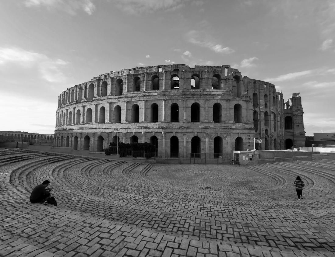 Noah Jigsaw Puzzle Italy Piazza Maggiore in Bologna Old Town Tower of the hall with big clock and blue sky on background in black white 1000 pieces