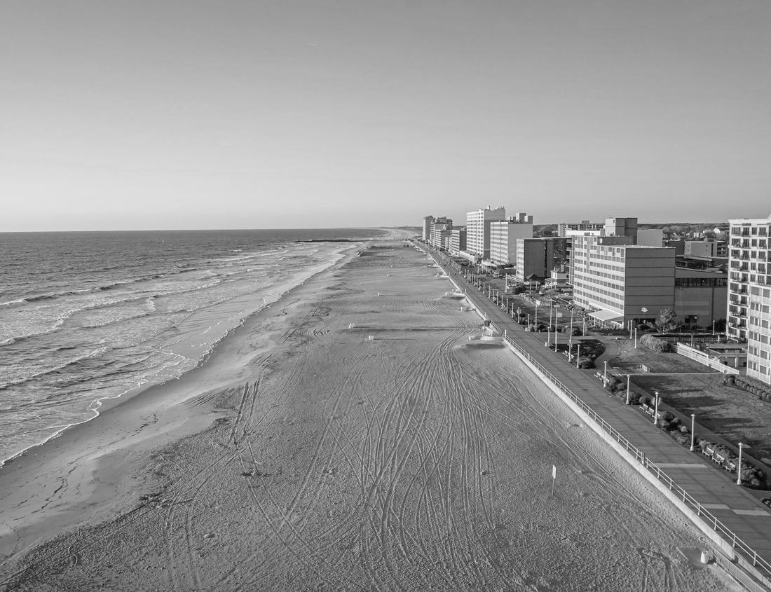 Noah Jigsaw Puzzle Girls enjoying a beautiful mountain lake. Peyto Lake, Canadian Rockies, Alberta, Canada in black white 1000 pieces