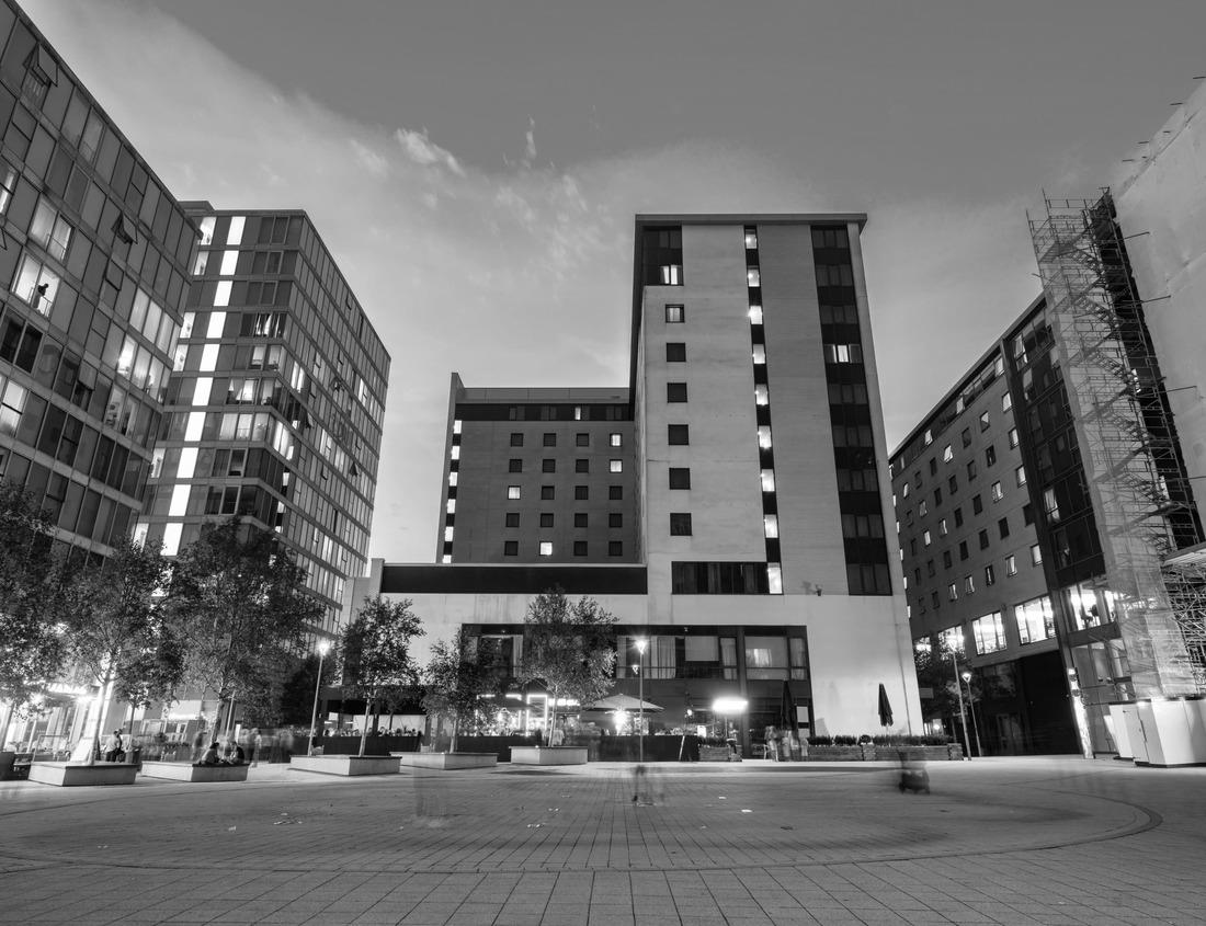 Noah Jigsaw Puzzle A country house on the cliffs of Cape Cornwall on the Cornish coast in black white 1000 pieces
