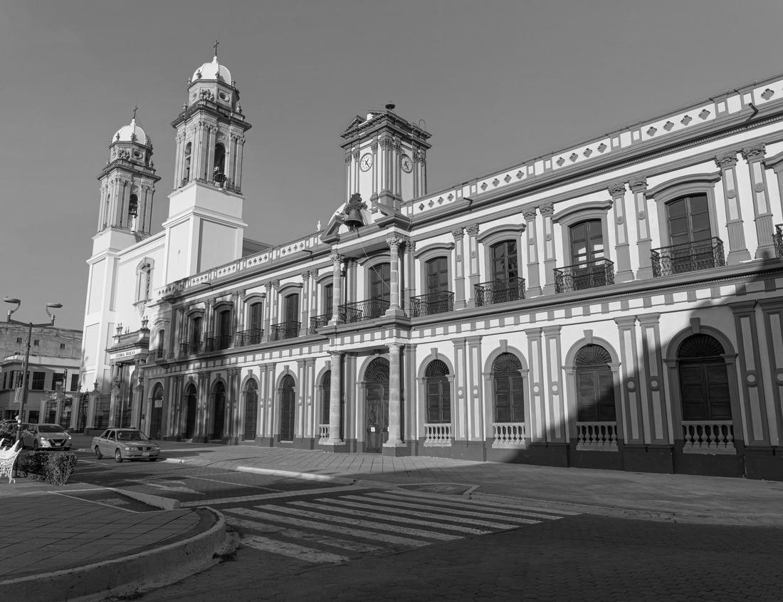 Noah Jigsaw Puzzle medieval Heidelberg - view of the famous bridge Karl Theodor and the palace in black white 1000 pieces