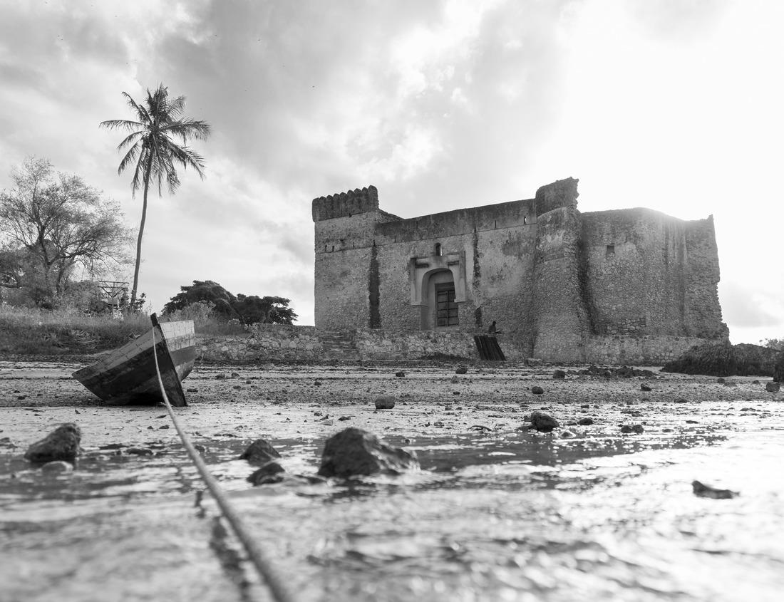 Noah Jigsaw Puzzle Night city skyline of Kansas City, Missouri with Union Station in the foreground in black white 1000 pieces