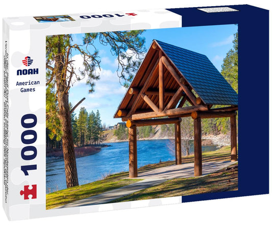 Noah Jigsaw Puzzle In der Stadt Post Falls Idaho im Nordwesten der Vereinigten Staaten baute ein Baumstamm ein Gazebo oder einen Außenbau entlang des Spokane 1000 pieces