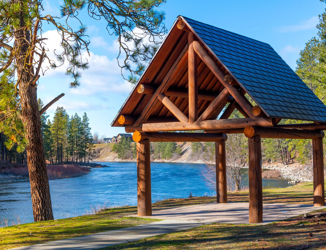 Noah Jigsaw Puzzle In der Stadt Post Falls Idaho im Nordwesten der Vereinigten Staaten baute ein Baumstamm ein Gazebo oder einen Außenbau entlang des Spokane 1000 pieces