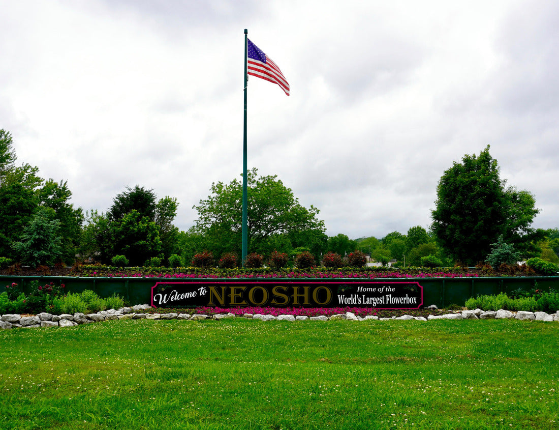 Noah Jigsaw Puzzle Neosho, Missouri: World's Largest Flower Box and American Flag. Flowerbox made from a 66-foot-long green railroad gondola car. The city is known as "The Flower Box City." 1000 pieces