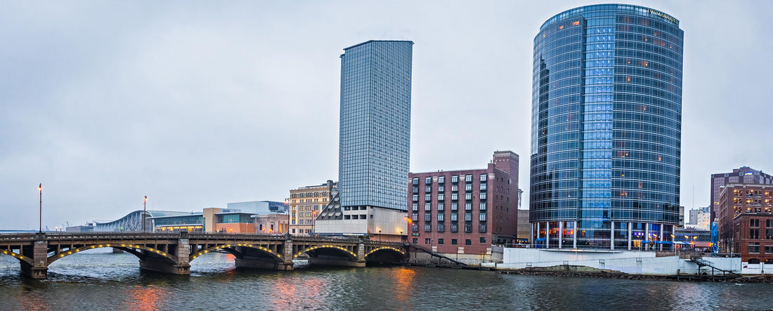 Noah Jigsaw Puzzle Grand Rapids Michigan city skyline and street scenes panorama 2000 pieces