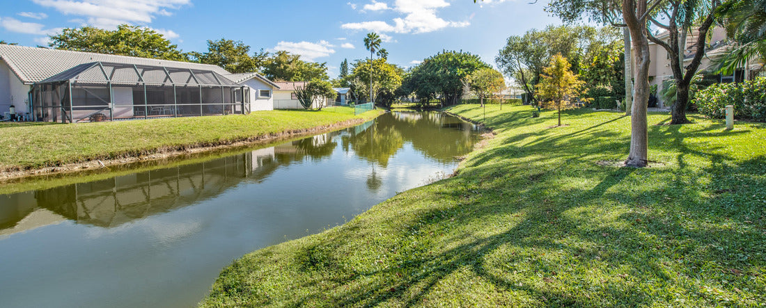 Coral Springs, FL, USA: View of the lake and the houses 2000pc Panoramic Puzzle