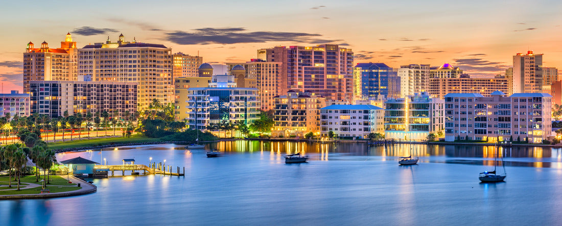 Sarasota, Florida, USA Skyline auf der Bucht bei Morgengrauen 2000pc Panoramic Puzzle