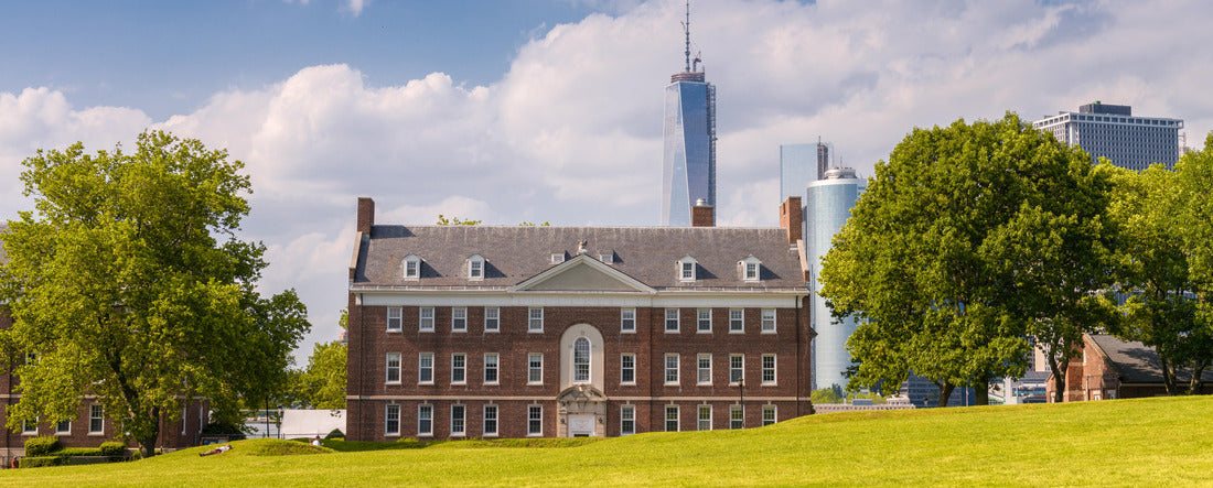 Governors Island National Monument with Manhattan skyline on background 2000pc Panoramic Puzzle