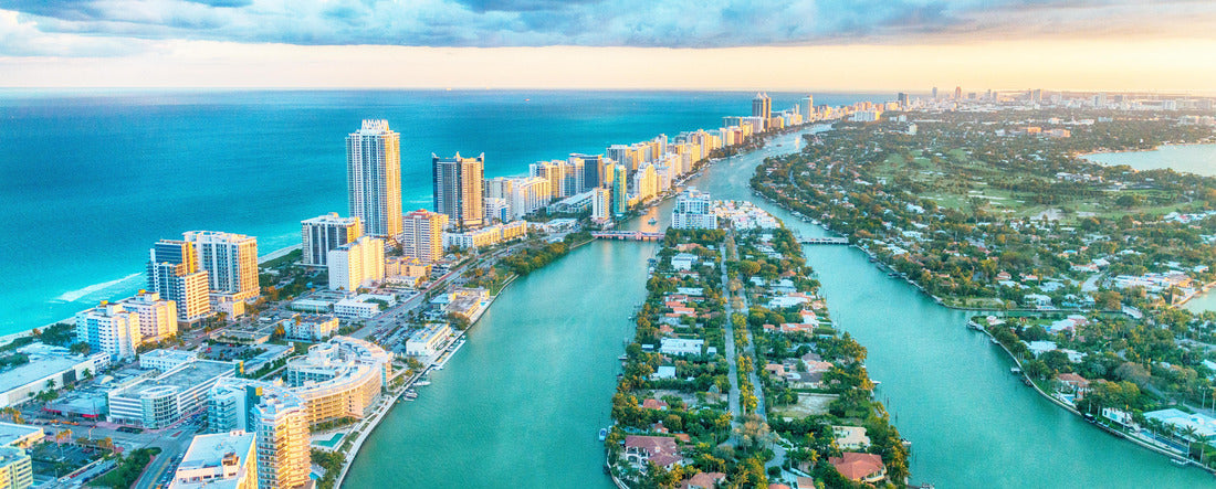Miami Beach, wunderschöne Sicht auf die Gebäude, den Fluss und die Vegetation 2000pc Panoramic Puzzle