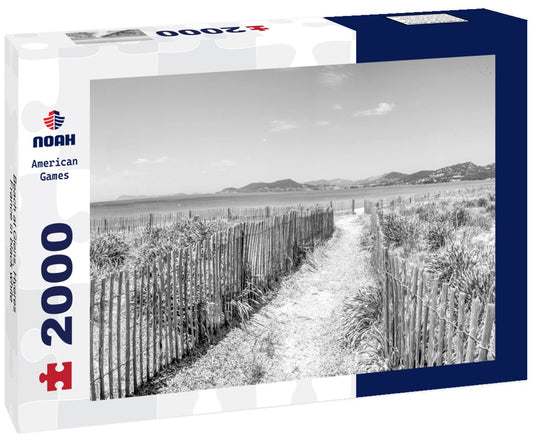 Noah Jigsaw Puzzle Beach at Giens, Hyeres, France in black white 2000 pieces