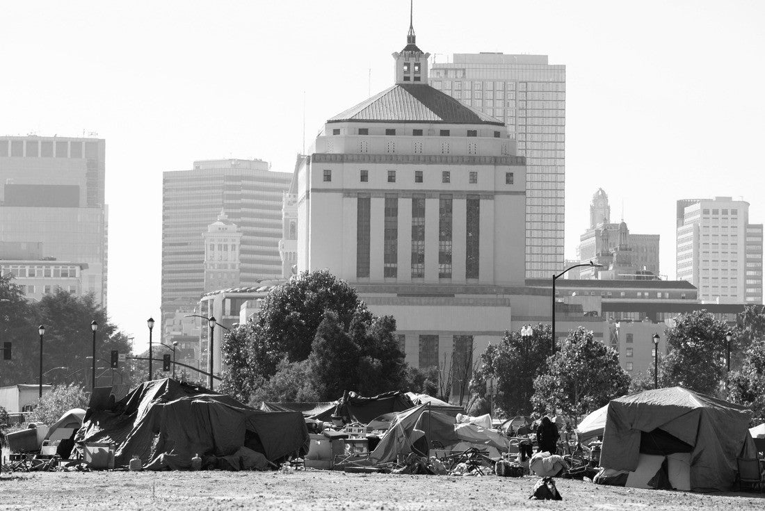 A homeless encampment frames the skyline of downtown Oakland, California, USA 2000pc PuzzleBlack and White