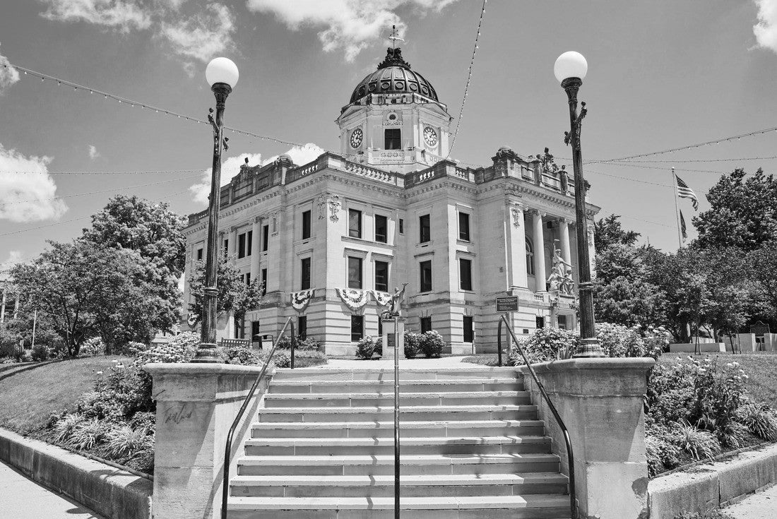 Vertexes outside the Bloomington Indiana Courthouse 2000pc PuzzleBlack and White