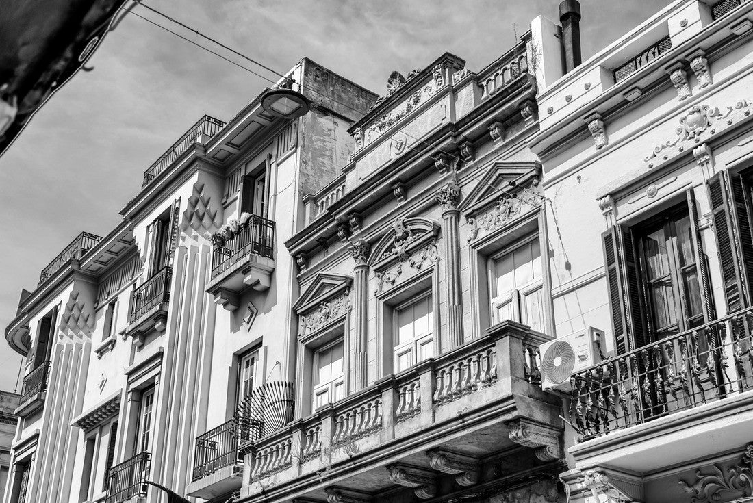 Noah Jigsaw Puzzle Montevideo, Uruguay: building of traditional Spanish architecture on the edge of Zabala Square in the old town of Montevideo, capital of Uruguay in black white 2000 pieces