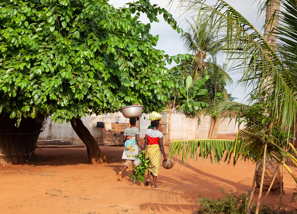 Donne in un villaggio in Benin, Africa