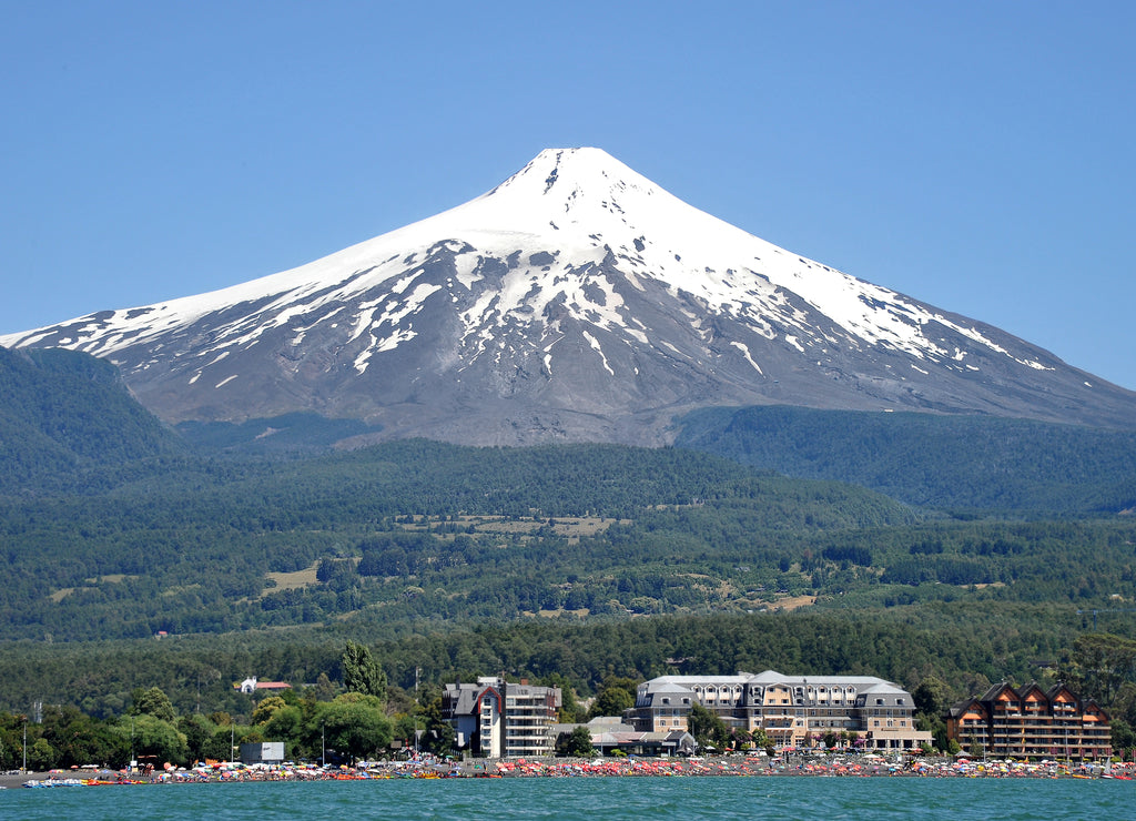 Vista de Pucon desde el lago Villarica, Chile