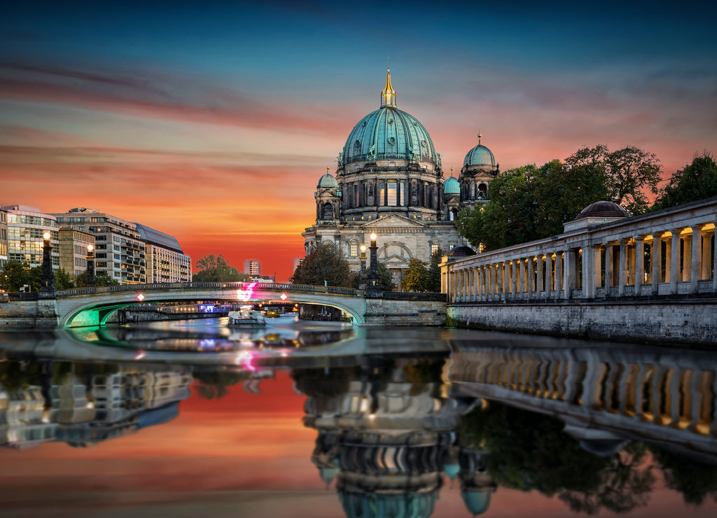 Der Berliner Dom an der Spree bei Sonnenuntergang