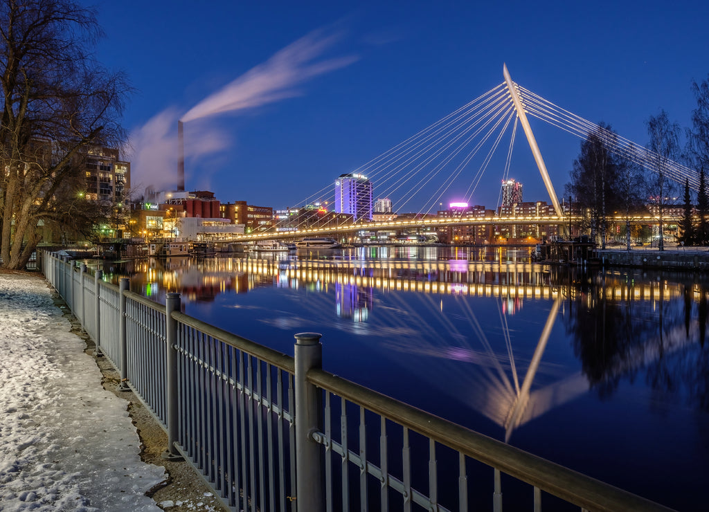 Laukonsilta bridge at night in Tampere center