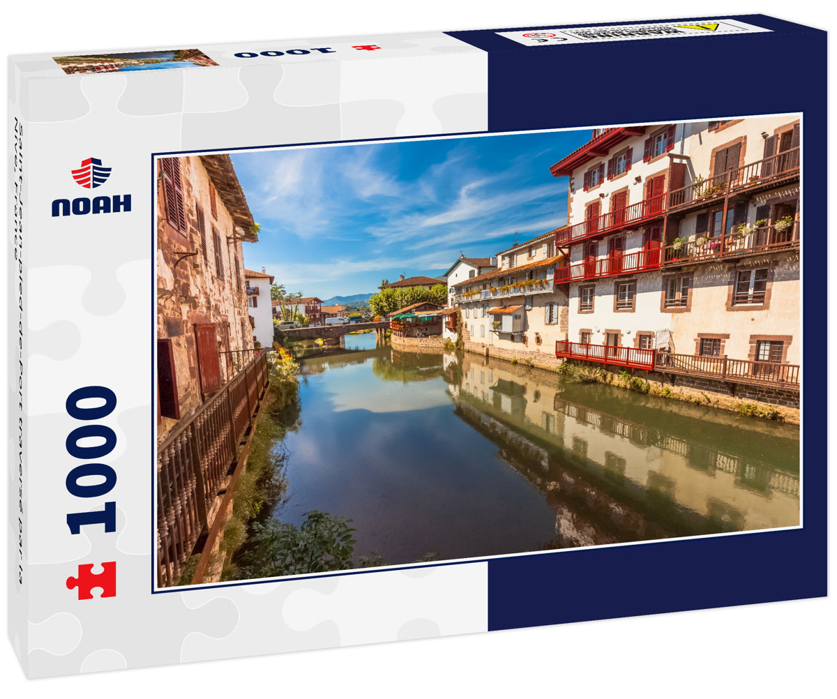 Saint-Jean-pied-de-Port traversé par la Nive, France