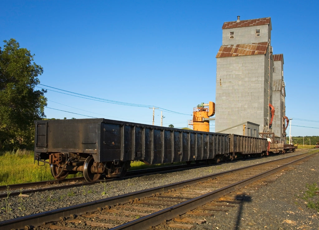 Grain elevator and railway, Valley City, North Dakota, USA