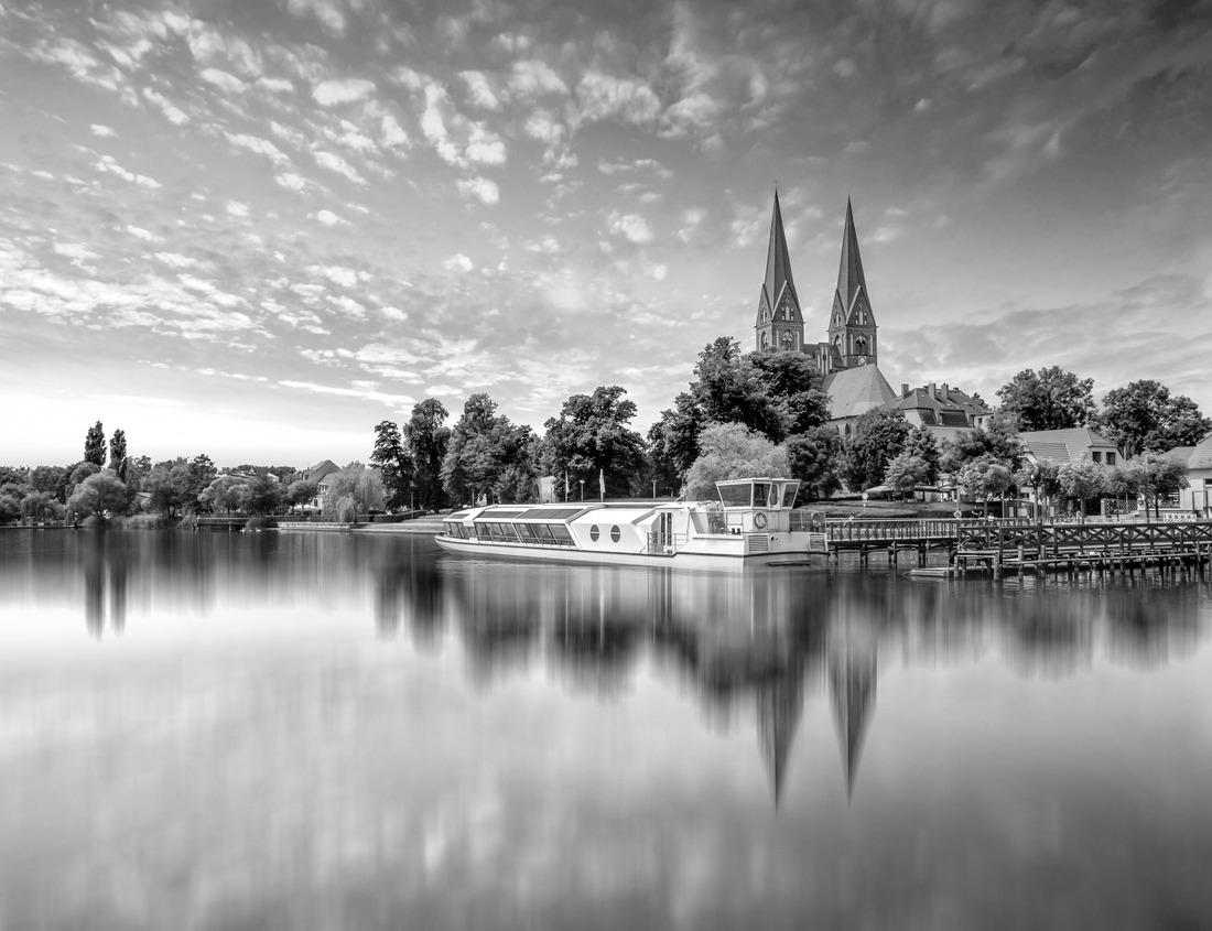 Noah Jigsaw Puzzle nature around the hole in the wall at Coffee Bay on the Wild Coast, Republic of South Africa in black white 1000 pieces