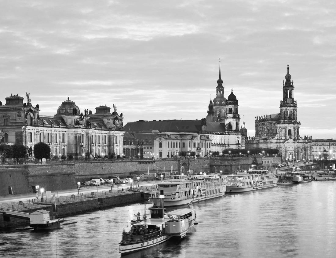 Noah Jigsaw Puzzle Iwate Kamaishi mine site in black white 1000 pieces