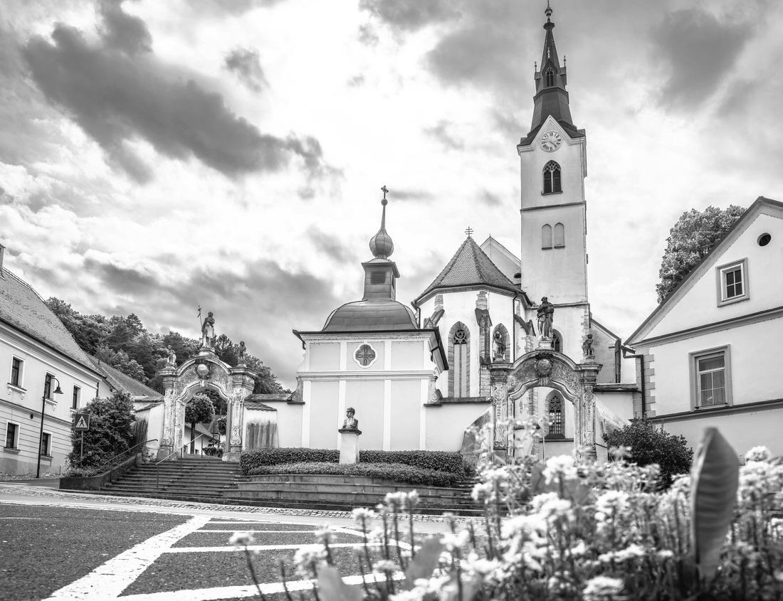 Noah Jigsaw Puzzle Beautiful summer sunrise on the famous UNESCO World Heritage canals of Amsterdam, Netherlands, with vibrant flowers and bicycles on a bridge in black white 1000 pieces