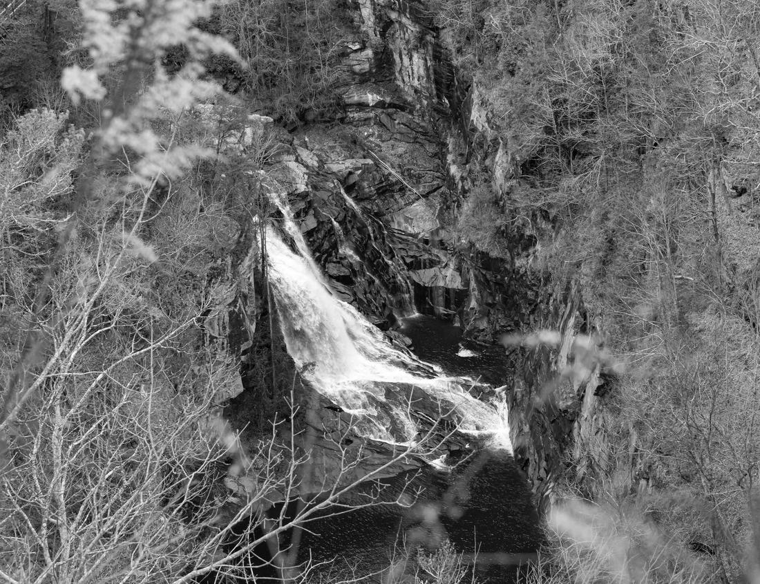 Noah Jigsaw Puzzle Tallulah Falls waterfalls flowing through Tallulah Gorge in Georgia, USA. in black white 1000 pieces