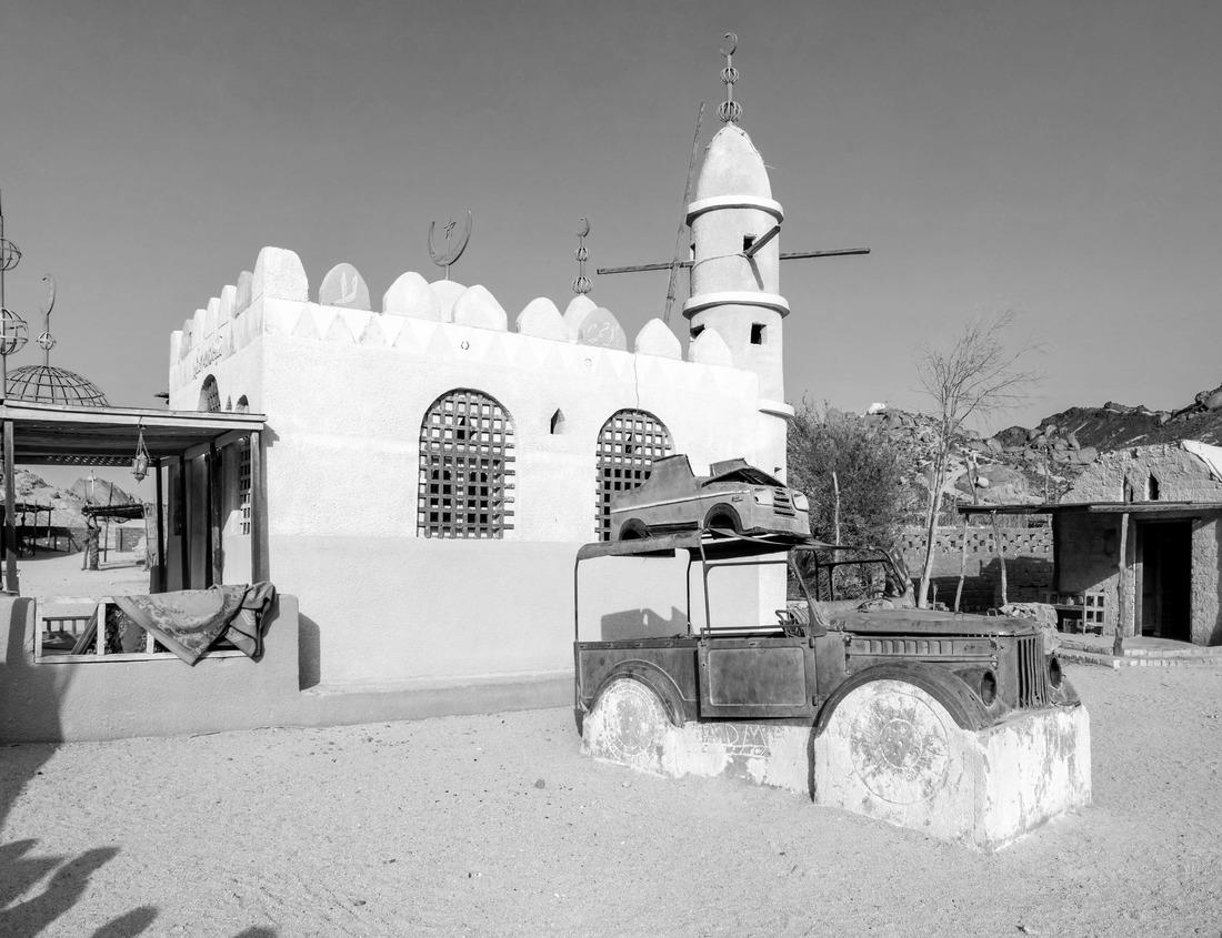 Noah Jigsaw Puzzle Kaohsiung, Taiwan Lotus Pond's Dragon and Tiger Pagodas in black white 1000 pieces