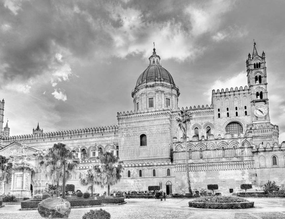 Noah Jigsaw Puzzle Miyajima, Hiroshima, Japan floating shrine in black white 1000 pieces