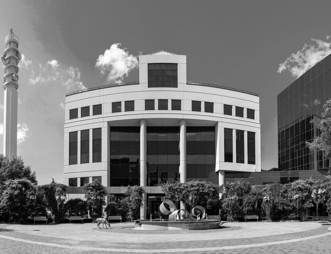 Noah Jigsaw Puzzle Baroque façade of the Queluz National Palace and Neptune Fountain in the Sintra district, Lisbon in black white 1000 pieces