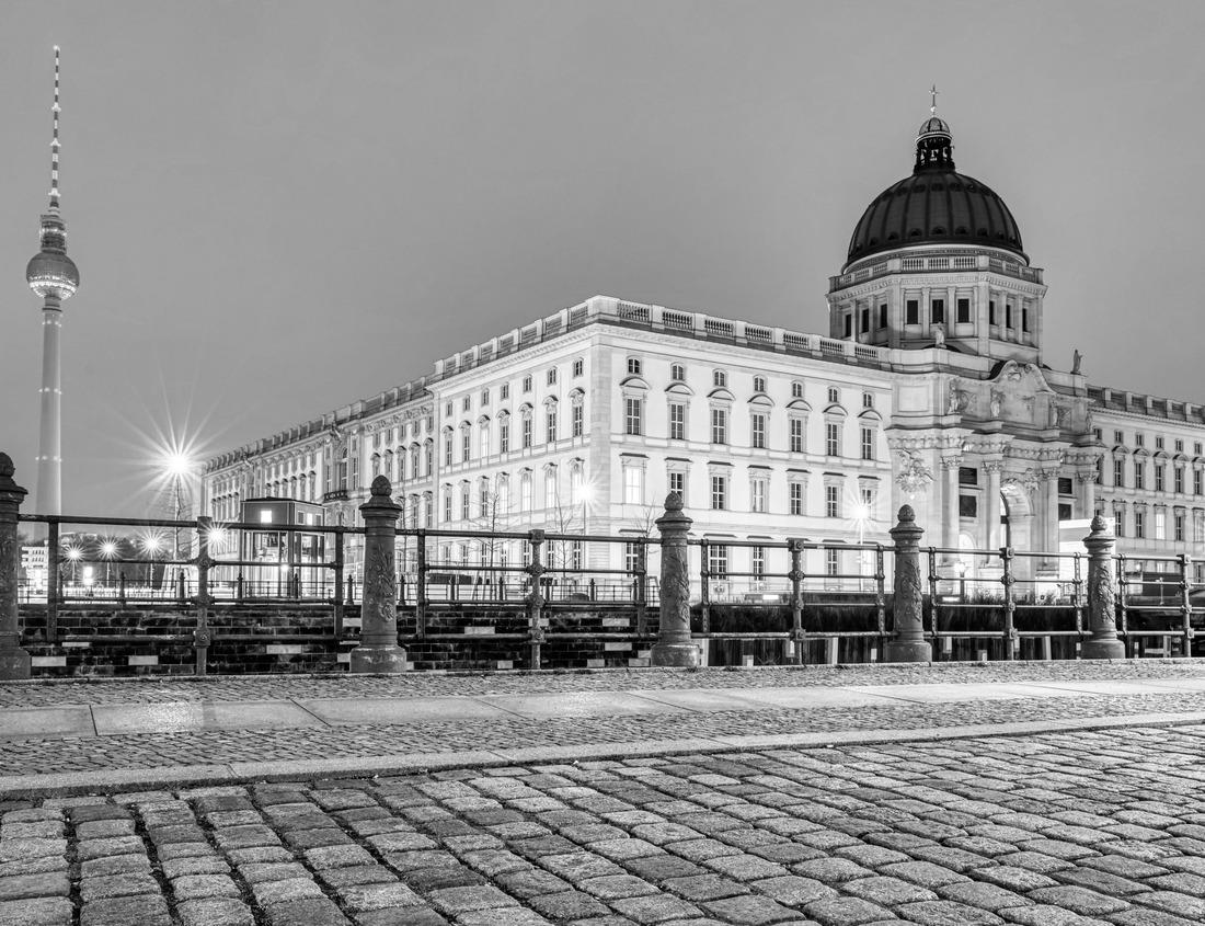 Noah Jigsaw Puzzle Beautiful autumn landscape with turquoise lake Lago di Castel San Vincenzo. Molise, Italy in black white 1000 pieces