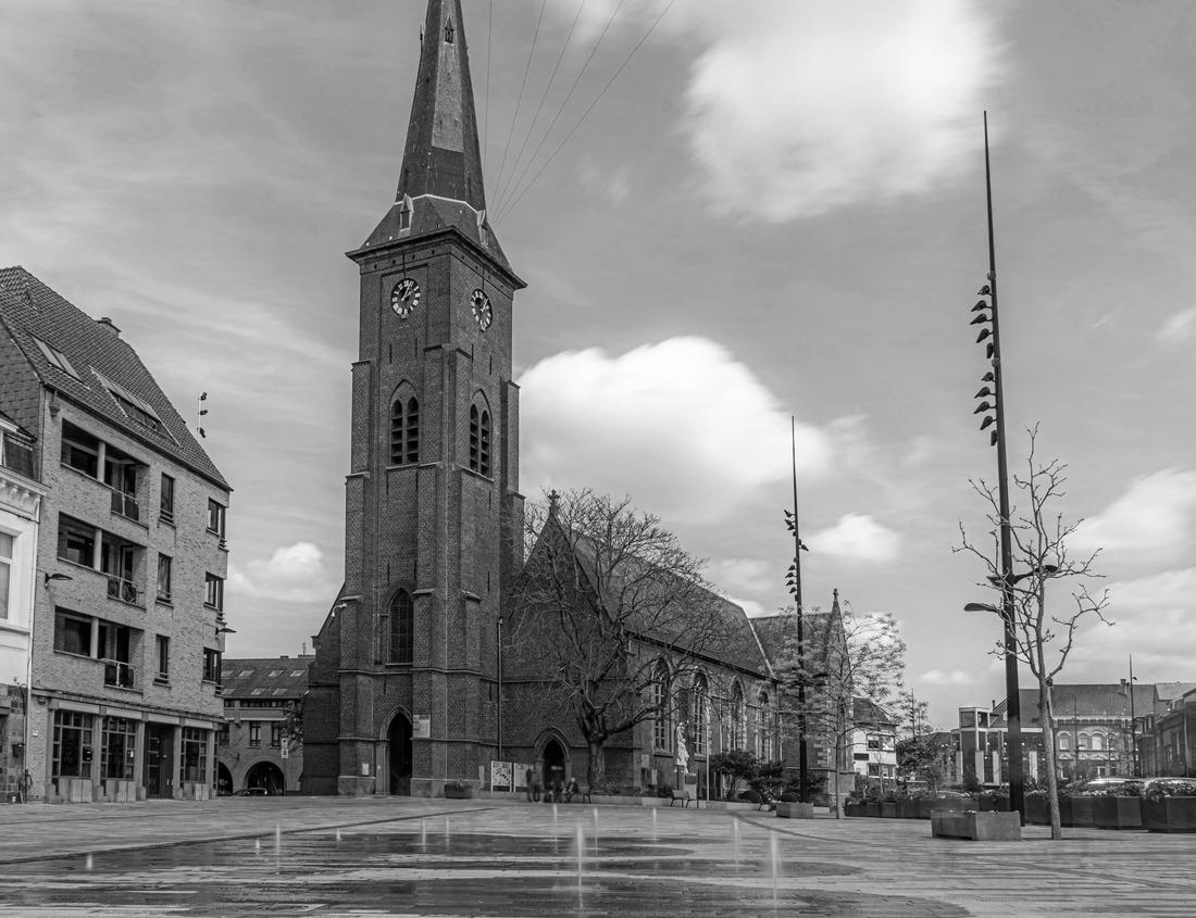 Noah Jigsaw Puzzle Kampala's foothills build on the seven hills that are a symbol of the capital of Uganda in black white 1000 pieces