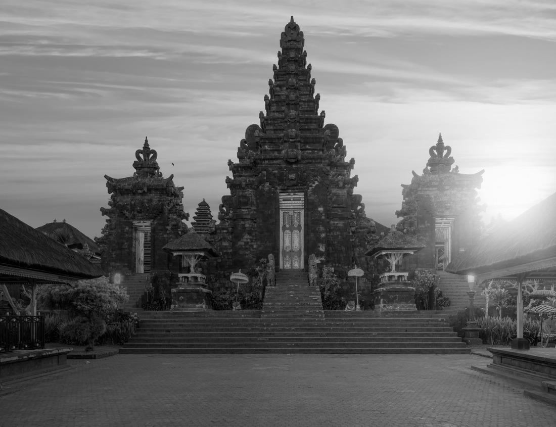 Noah Jigsaw Puzzle Attractive young woman relaxing in the turquoise waters of the Caribbean Sea in front of Paradise Beach in Tulum, near Cancun, Riviera Maya, Mexico in black white 1000 pieces