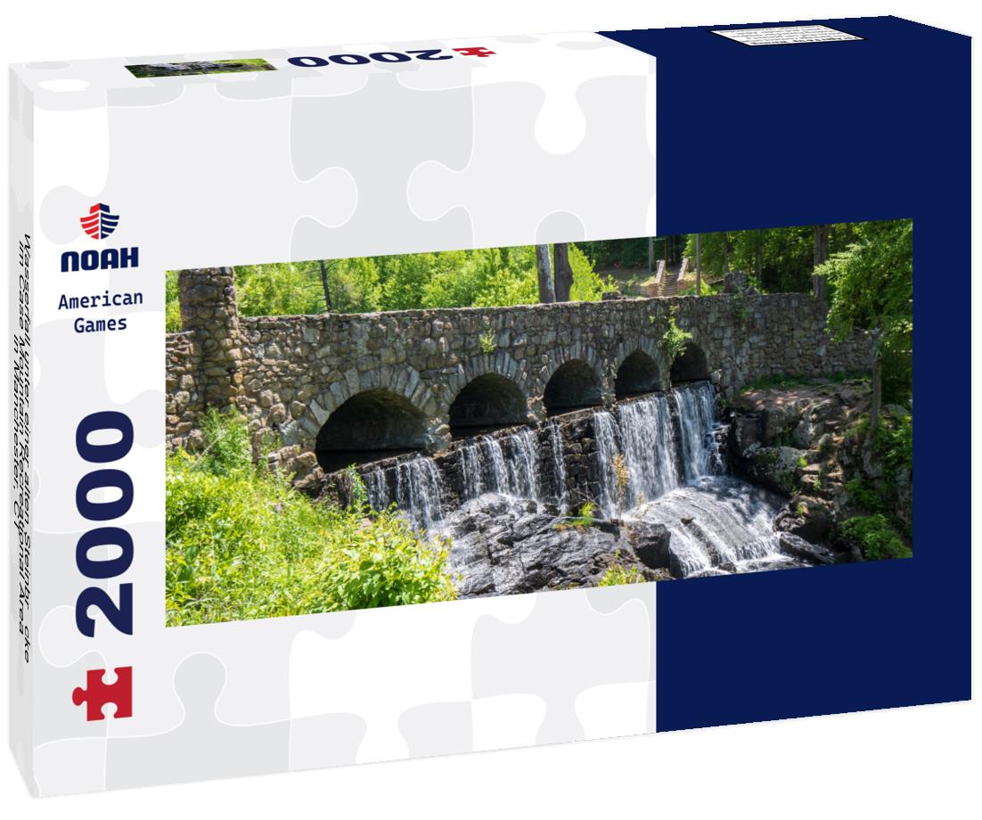 Wasserfall unter einer alten Steinbrücke im Case Mountain Recreational Area in Manchester, CT 2000pc Panoramic Puzzle