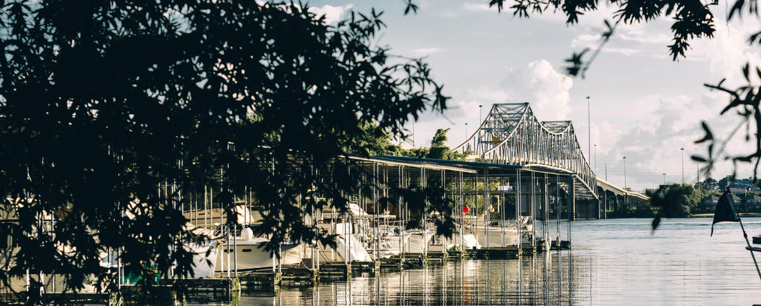 Ein schöner Schuss einer Bill Bridge mit Dampfboot über den Tennessee River in Decatur, Alabama 2000pc Panoramic Puzzle