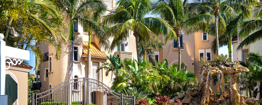 Bonita Springs, Florida Stadt in Collier County mit Eingang zum berühmten Strand von Barefoot mit Straße durch die Luxushäuser der Nachbarschaft 2000pc Panoramic Puzzle
